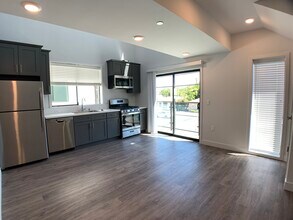 14639-14645 Vanowen St in Van Nuys, CA - Foto de edificio - Building Photo