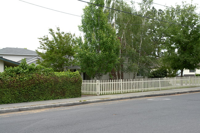 699 Roble Ave in Menlo Park, CA - Building Photo - Building Photo