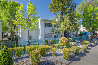 Marconi Village Apartments in Carmichael, CA - Foto de edificio - Building Photo