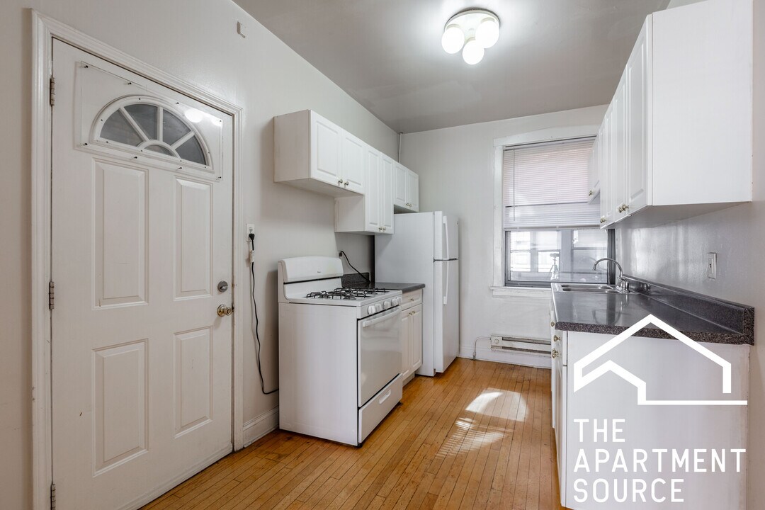 1319 Oak Ave in Evanston, IL - Building Photo