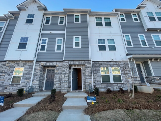 Room in Townhome on Memorial Pkwy in Charlotte, NC - Building Photo - Building Photo