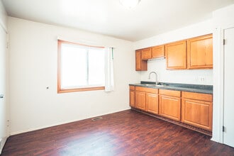 1490 Brady Ave in Burton, MI - Foto de edificio - Building Photo