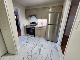 22 Crescent St in Johnson City, TN - Building Photo