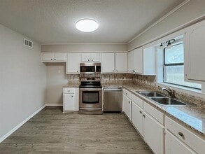 102 Hullum Dr in Teague, TX - Building Photo - Building Photo