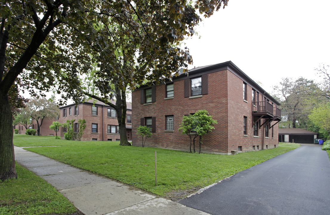 Bluemound Courtyard in Milwaukee, WI - Building Photo