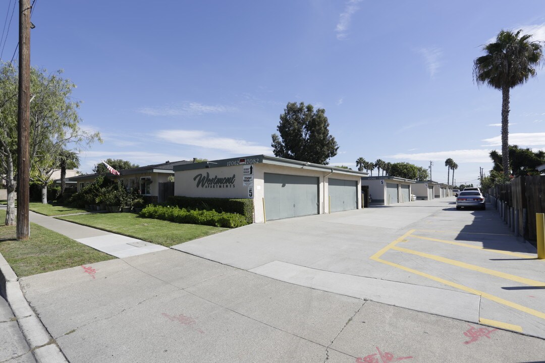 Westmont Apartments in Huntington Beach, CA - Foto de edificio