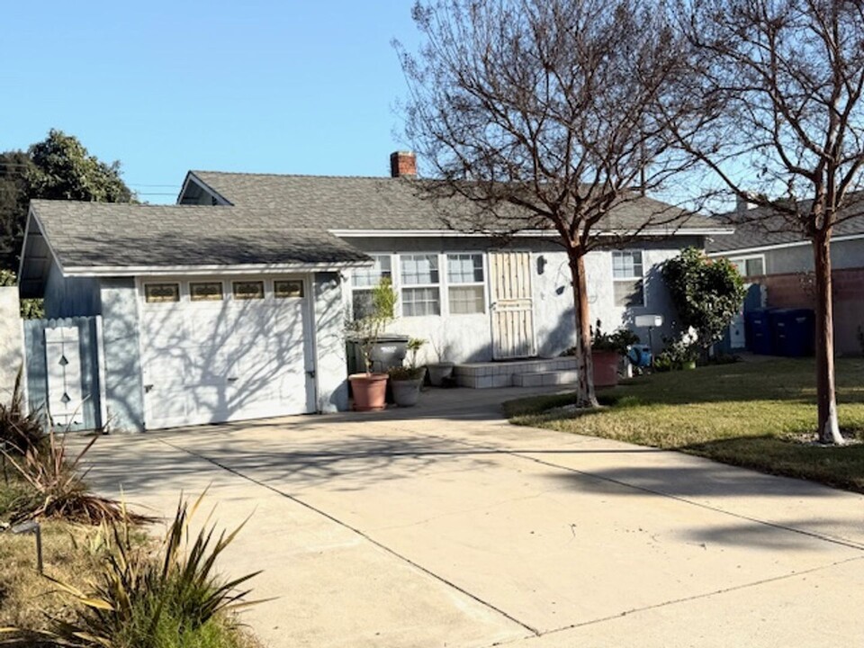 5942 Dagwood Ave in Lakewood, CA - Building Photo