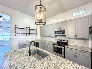 207 University Ave. in San Antonio, TX - Foto de edificio - Building Photo