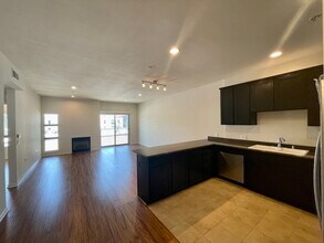 5842 Harold Way, Unit 402 in Los Angeles, CA - Building Photo - Building Photo