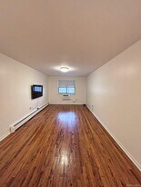 41-24 40th St in Queens, NY - Building Photo