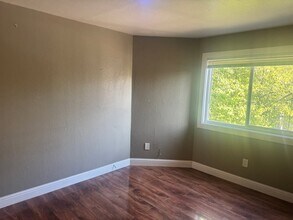 2863 Helen St, Unit A in Oakland, CA - Foto de edificio - Building Photo