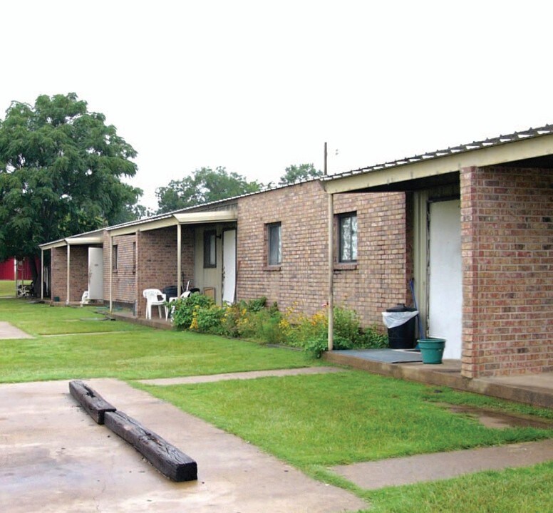 L and R Apartments in Crockett, TX - Building Photo