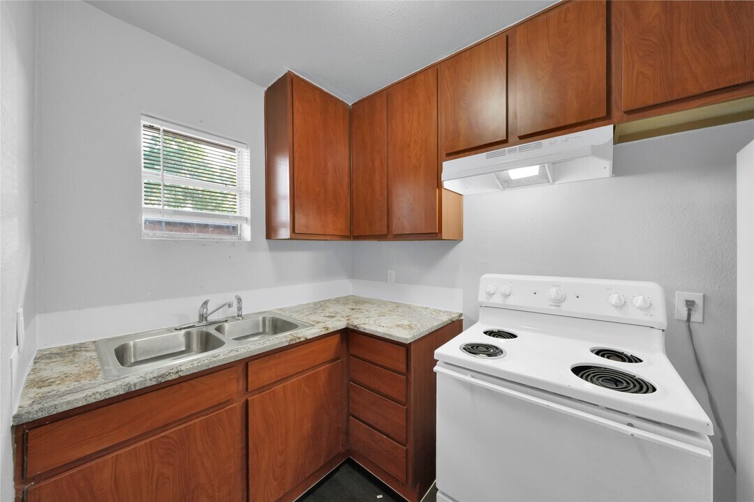 6518 Weston St in Houston, TX - Building Photo