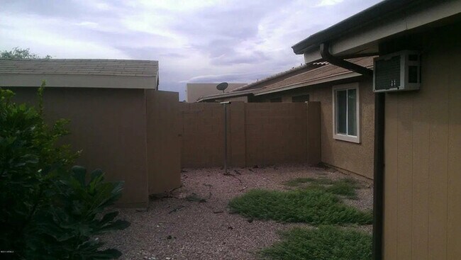 6813 N 81st Dr in Glendale, AZ - Foto de edificio - Building Photo