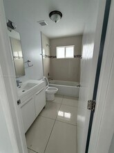 2121 NW 72nd St in Miami, FL - Foto de edificio - Building Photo