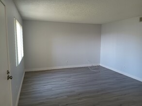 12250 17th St in Yucaipa, CA - Foto de edificio - Building Photo