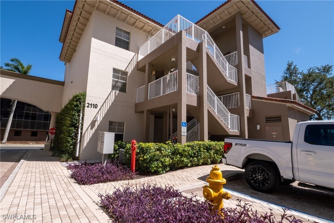2110 W First St in Ft. Myers, FL - Building Photo