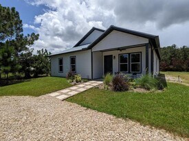 383 Gramercy Plantation Rd in Eastpoint, FL - Building Photo