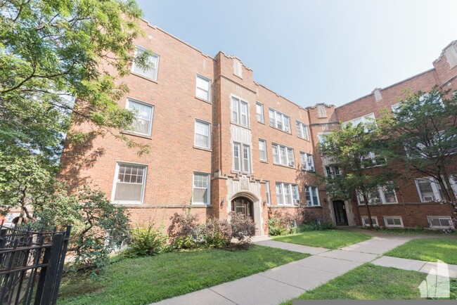 property at 1825 W Foster Ave