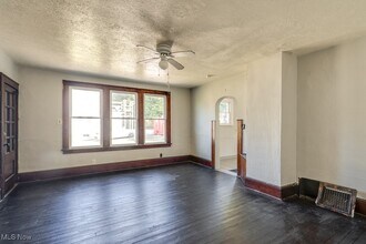 491 Allyn St in Akron, OH - Foto de edificio - Building Photo
