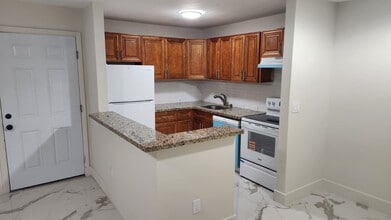 805 NE 199th St, Unit 102 in Miami, FL - Building Photo - Building Photo