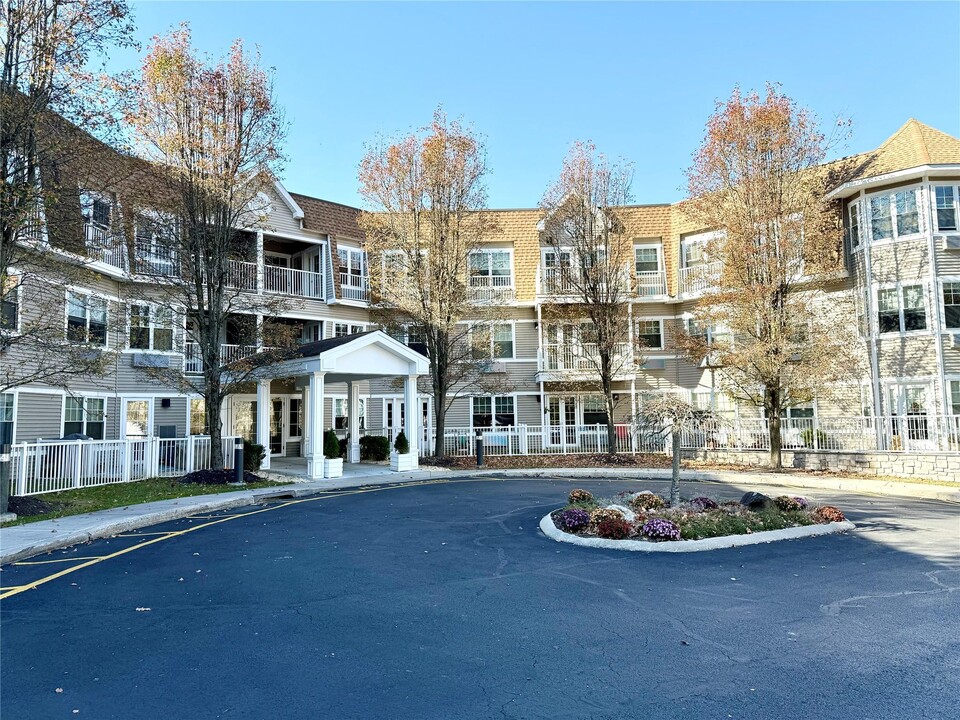 204 Sutton Dr in Mt Kisco, NY - Building Photo