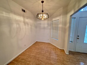 5526 W Acacia Ave in Fresno, CA - Building Photo - Building Photo