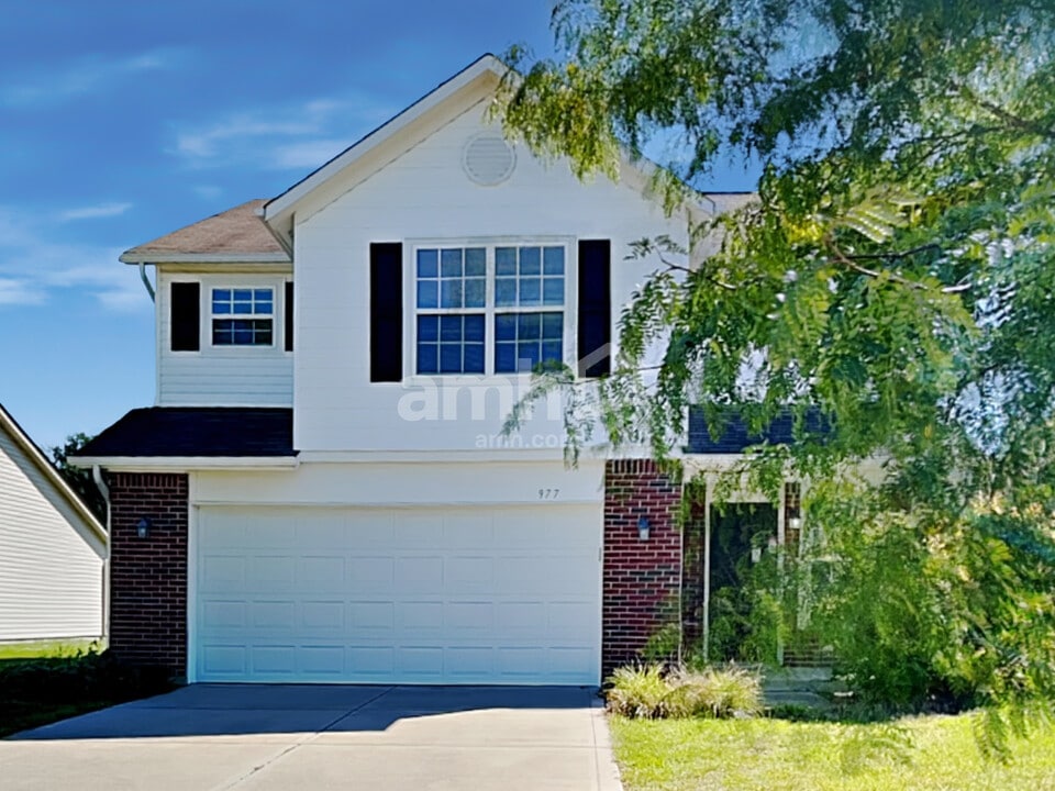 977 Dorothy Dr in Greenfield, IN - Foto de edificio