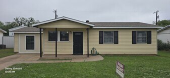 108 W Garden Dr in Iowa Park, TX - Building Photo