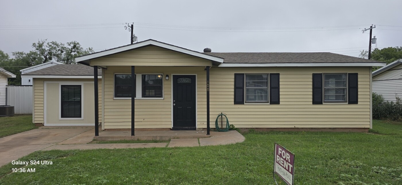 108 W Garden Dr in Iowa Park, TX - Building Photo