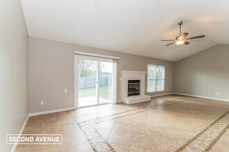 8236 Hot Springs Dr N in Jacksonville, FL - Foto de edificio - Building Photo