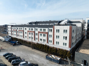 Royal Blue in Mineola, NY - Foto de edificio - Building Photo