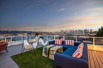 The Summit at Lake Union in Seattle, WA - Foto de edificio - Building Photo