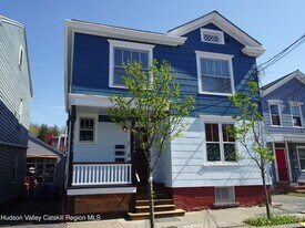 34-34 8th St in Hudson, NY - Building Photo