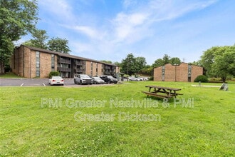 405 Spring St in Dickson, TN - Foto de edificio - Building Photo