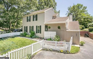 295 Sugartown Rd in Wayne, PA - Building Photo