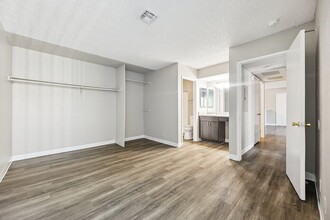 Woodcreek Apartments in Las Vegas, NV - Building Photo - Building Photo