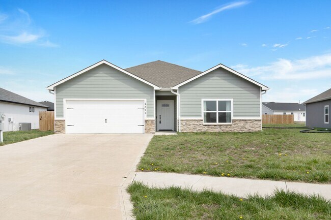 2511 Pintail Cir in Junction City, KS - Building Photo - Building Photo