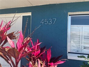 4537 SE 6th Ct in Cape Coral, FL - Building Photo - Building Photo