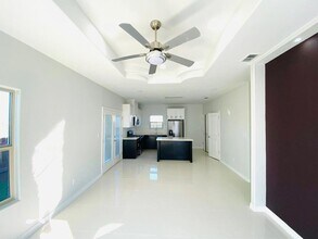 300 W Saint Helena Ave, Unit 1 in Edinburg, TX - Building Photo - Building Photo