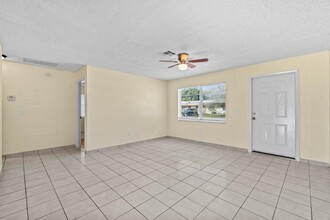 4863 Gulfstream Rd in Lake Worth, FL - Building Photo - Building Photo