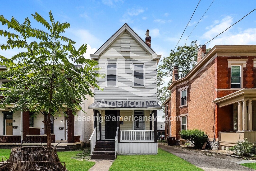 1525 Greenup St in Covington, KY - Building Photo