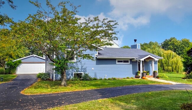 26900 W Taylor St in Barrington, IL - Foto de edificio - Building Photo
