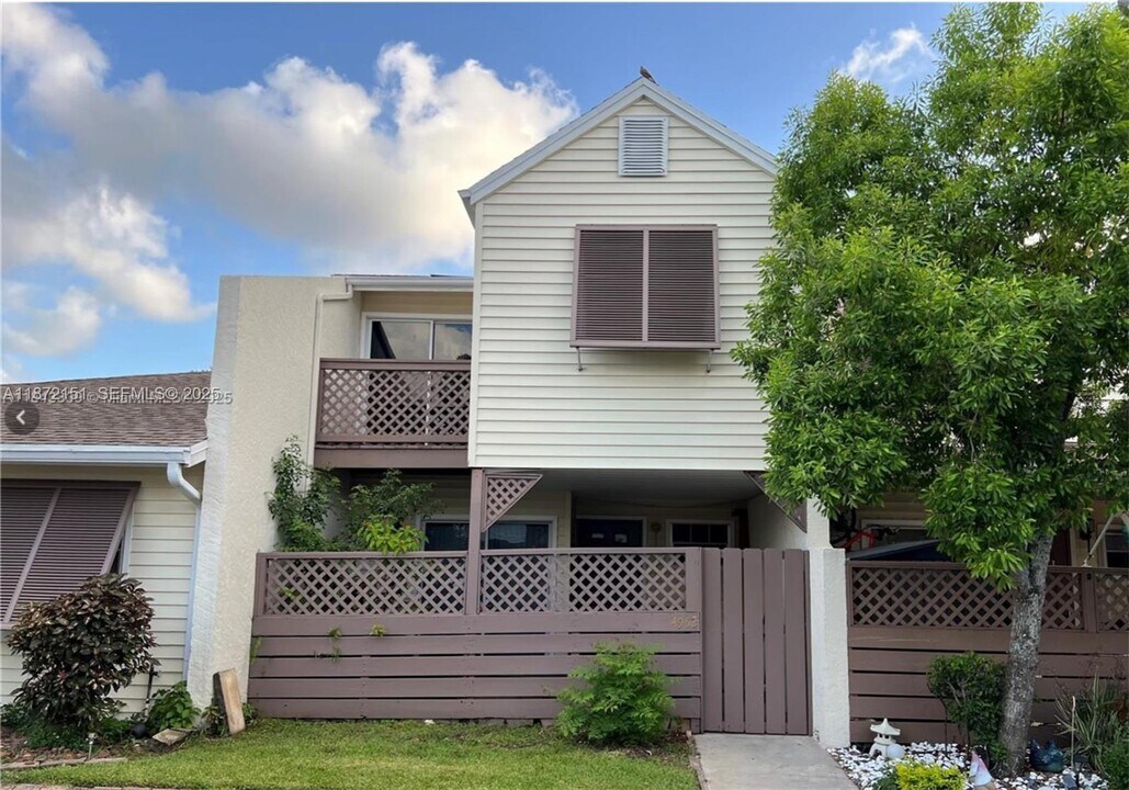 4952 N Hemingway Cir in Margate, FL - Building Photo