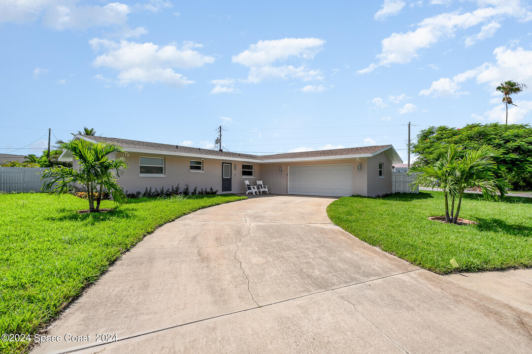 100 Belaire Dr in Satellite Beach, FL - Foto de edificio