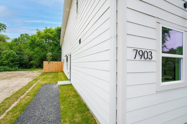 7903 Sunnyhill St in Houston, TX - Foto de edificio - Building Photo
