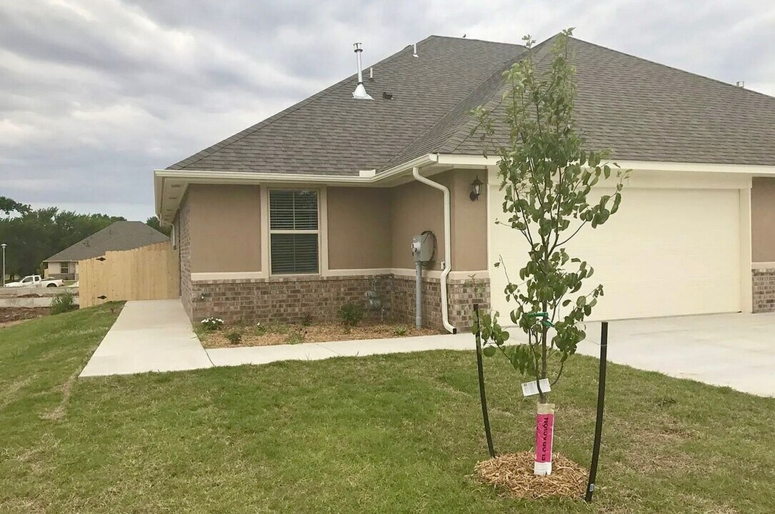 11215 NW 114th St in Yukon, OK - Building Photo
