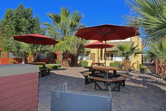 Sunflower Apartments in Glendale, AZ - Foto de edificio - Building Photo