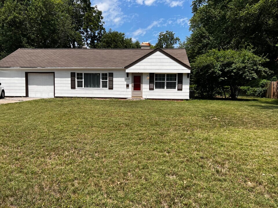 2208 W 76th St in Prairie Village, KS - Building Photo