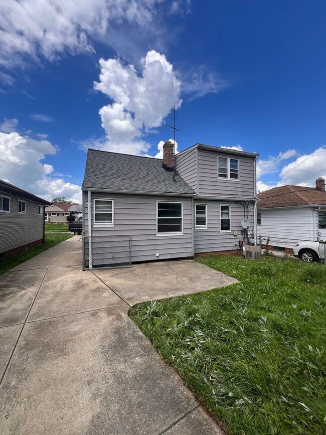 18400 Hazelwood Ave in Maple Heights, OH - Building Photo - Building Photo